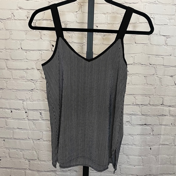 NWT Bobeau Contrast Trim V-Neck Camisole - Picture 5 of 6
